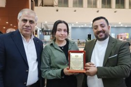 Tatvan’daki 40 Yıllık Esnafa Plaket Verildi