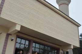 Tatvan sahilinde yaptırılan cami ibadete açıldı