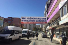 Tatvan’da Minibüsçüler Teşekkür Pankartı Astı