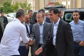 AK Parti Bitlis milletvekili adayları Hizan’da çiçeklerle karşılandı