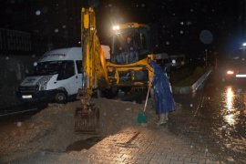 Tatvan Belediyesi ekipleri su baskınlarına anında müdahale etti