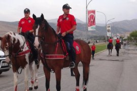 Atlı Polis Birliği Tatvan Sahilinde Devriye Görevi Gerçekleştirdi