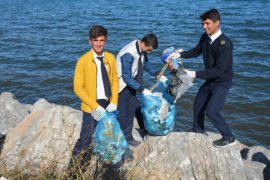 Van Gölü sahilinde öğrencilerin temizlik etkinliği