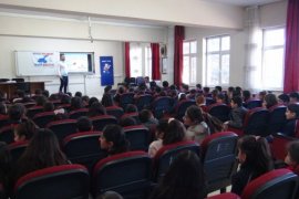 Vangölü Aktivistleri Tatvan'daki Okullarda Eğitim Semineri Verdi