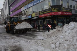 Tatvan'da 1500 Kamyon Kar İlçe Merkezi Dışına Taşındı