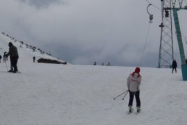 Vatandaşlar Yarıyıl Tatilini Bitlis’teki Kayak Merkezinde Değerlendiriyor