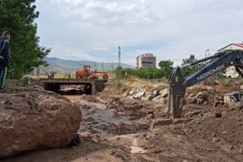 Tatvan ve Ahlat'ta sağanak yağış su baskınlarına neden oldu