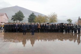Bitlis’te Çelenk Sunma Töreni Düzenlendi