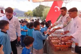 TRT tarafından Van Gölü sahilinde çocuklara yönelik sinema etkinliği düzenlendi