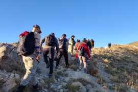 Nemrut Kalderası Milli Parkı’na dikkat çekmek isteyen 70 kişilik doğasever ile dağcı gurup 40 kilometrelik dağ tırmanışı ve zirve yürüyüşü yaptı