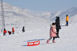 Yetim Çocuklar İçin ‘Kış Şenlikleri’ Düzenlendi