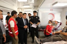 Kaymakam Özçelik, Türk Kızılayı Mobil Kan Bağışı Aracını Ziyaret Etti
