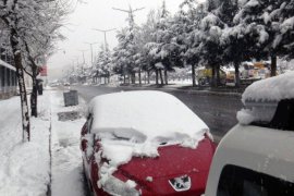 Kar yağışı Tatvan’ı beyaza bürüdü