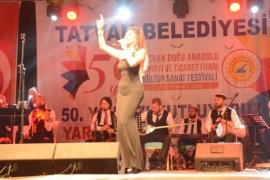 Ebru Yaşar'ın Tatvan konseri