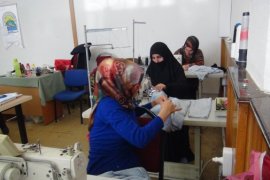 Tatvan’daki Kadınlar Depremzedeler İçin Battaniye, Eşofman, Hırka, Atkı ve Bere Üretiyor