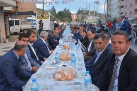 AK Parti Bitlis milletvekili adayları Hizan’da çiçeklerle karşılandı