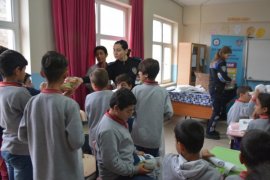 Polisler Tatvan’daki öğrencilere kitap hediye etti