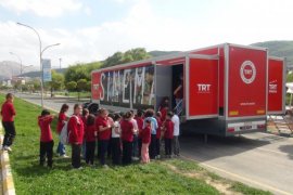 TRT tarafından Van Gölü sahilinde çocuklara yönelik sinema etkinliği düzenlendi