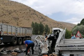 Tatvan'da Trafik Kazası: 2 Ölü, 3 Yaralı