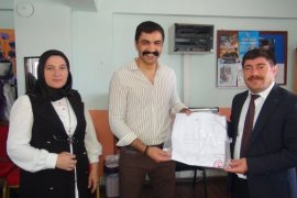 Lise Öğrencileri Öğretmenler İçin Önlük Üretti