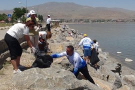 Doğaseverler ile Aktivistler Van Gölü Sahilinde Çöp Topladı