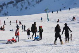 Yarıyıl Tatilinde Kayak Merkezi Yoğunluğu