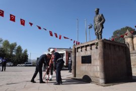 Bitlis’te Zafer Bayramı Nedeniyle Çelenk Sunma Töreni Düzenlendi