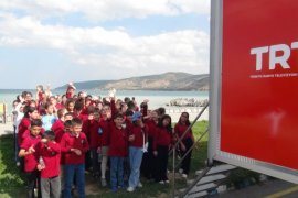 TRT tarafından Van Gölü sahilinde çocuklara yönelik sinema etkinliği düzenlendi