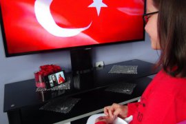 İlkokul ikinci sınıf öğrencisi İstiklal Marşı’nı işaret diliyle okuyor