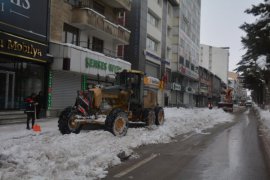 Tatvan'da 1500 Kamyon Kar İlçe Merkezi Dışına Taşındı