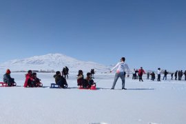 Donmuş Göl Üzerinde Halay Çekip Top Oynadılar