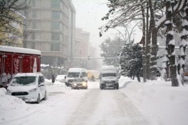 Tatvan’da kar yağışı nedeniyle eğitime ara verildi