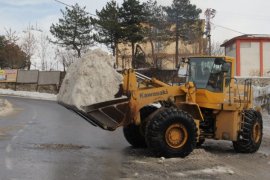 Bitlis’te bin kamyon kar şehir dışına taşındı