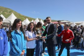 Bitlis’te Gençlik Festivali ve Kitap Fuarı Başladı