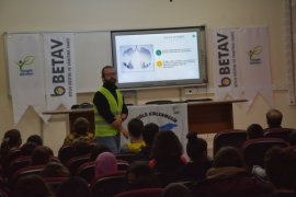 Aktivistler Tatvan’daki Okullarda Seminer Düzenledi