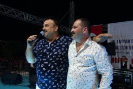 Bülent Serttaş konserde sahne direğine tırmandı