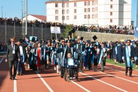Bitlis Eren Üniversitesi'nde Mezuniyet Töreni Düzenlendi