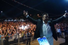 Bülent Serttaş konserde sahne direğine tırmandı