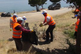 Van Gölü’nün Tatvan sahilinde çöp toplama kampanyası