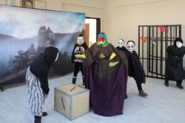 Bitlis Belediyesi Tiyatro Topluluğu Köy Okulundaki Çocukları Tiyatroyla Buluşturdu