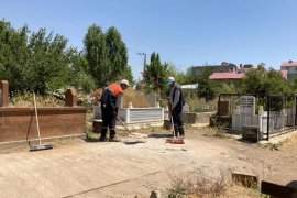 Tatvan'da Mezarlıklarda Bayram Temizliği Yapılıyor