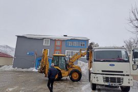 Mutki’deki Okul Bahçeleri Kardan Temizlendi