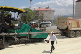 Tatvan Cumhuriyet Caddesi’nde sıcak asfalt yapımı