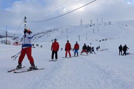 Bitlis’te ‘Meşaleli Kayak Festivali’ Düzenlendi