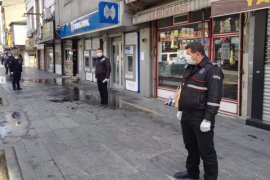 Koronavirüs tedbirleri kapsamında banka ve market önlerinde güvenlik önlemleri alındı