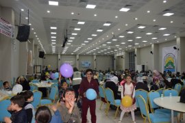 Bitlis İHH ve Tatvan Belediyesi Dünya Yetimler Günü'nde yetim aileleri iftarda ağırladı