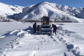 Bitlis’te Kapalı Olan Köy Yollarını Ulaşıma Açma Çalışmaları Aralıksız Devam Ediyor