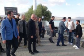 Vali Karakaya Van Gölü Dip Çamuru Temizliği Çalışmalarını İnceledi