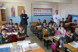 Lise Öğrencileri Öğretmenler İçin Önlük Üretti
