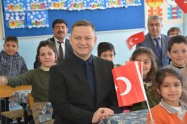 Kaymakam Demirer, Öğrencilerin Karne Sevincine Ortak Oldu